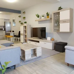 Spacious With Free Private Parking Apartament